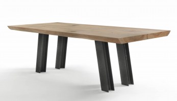 Luca dining table in Oak with knots